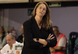 Anna Montañana, entrenadora de Avenida, durante un instante del partido ante el Nyon en Würzburg.