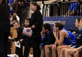 Raquel Romo, de pie junto a Montañana, y Vilaró y Soriano, sentadas, en un partido de Avenida.