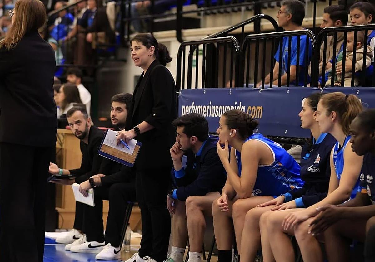 Raquel Romo, de pie junto a Montañana, y Vilaró y Soriano, sentadas, en un partido de Avenida.