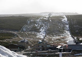 La estación de esquí de La Covatilla, ligeramente nevada.