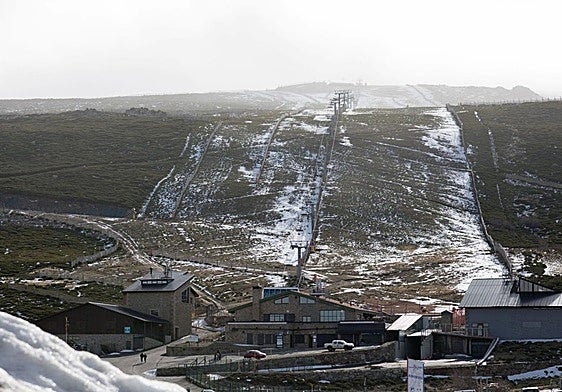 La estación de esquí de La Covatilla, ligeramente nevada.