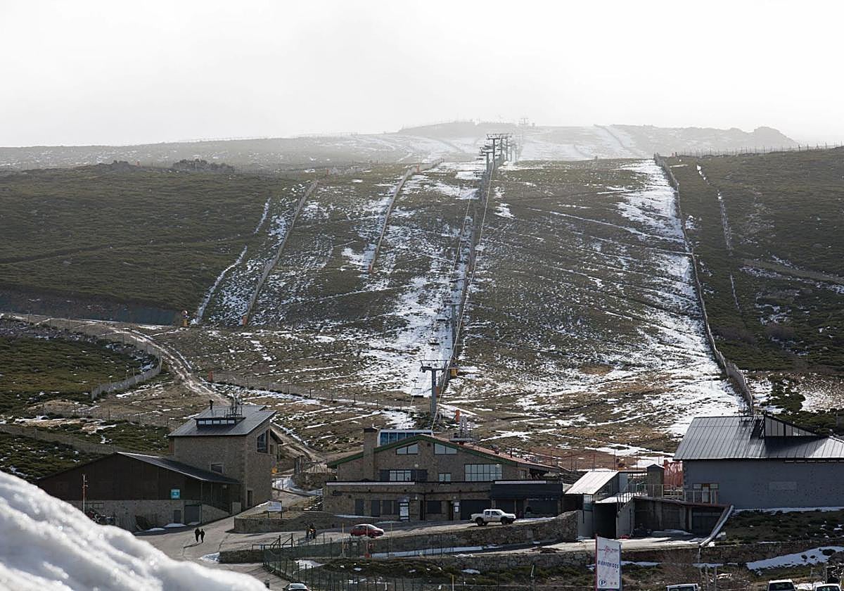 La estación de esquí de La Covatilla, ligeramente nevada.