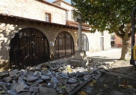 Las máquinas han levantado ya todo el pavimento próximo a la cruz.