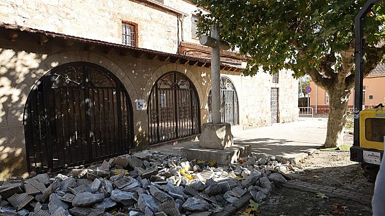 Las máquinas han levantado ya todo el pavimento próximo a la cruz.