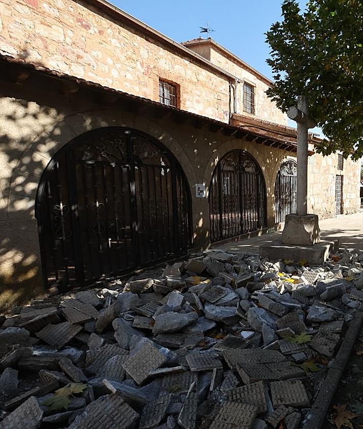 Imagen secundaria 2 - Las máquinas han levantado bancos y pavimento y se han cortado varios árboles.