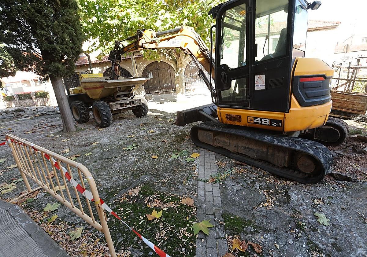Imagen principal - Las máquinas han levantado bancos y pavimento y se han cortado varios árboles.