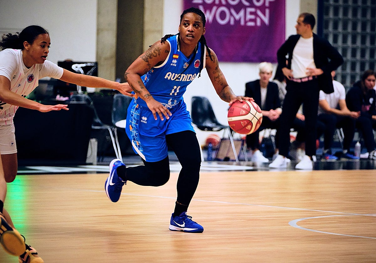 Zellous conduce el balón durante el partido de este miércoles