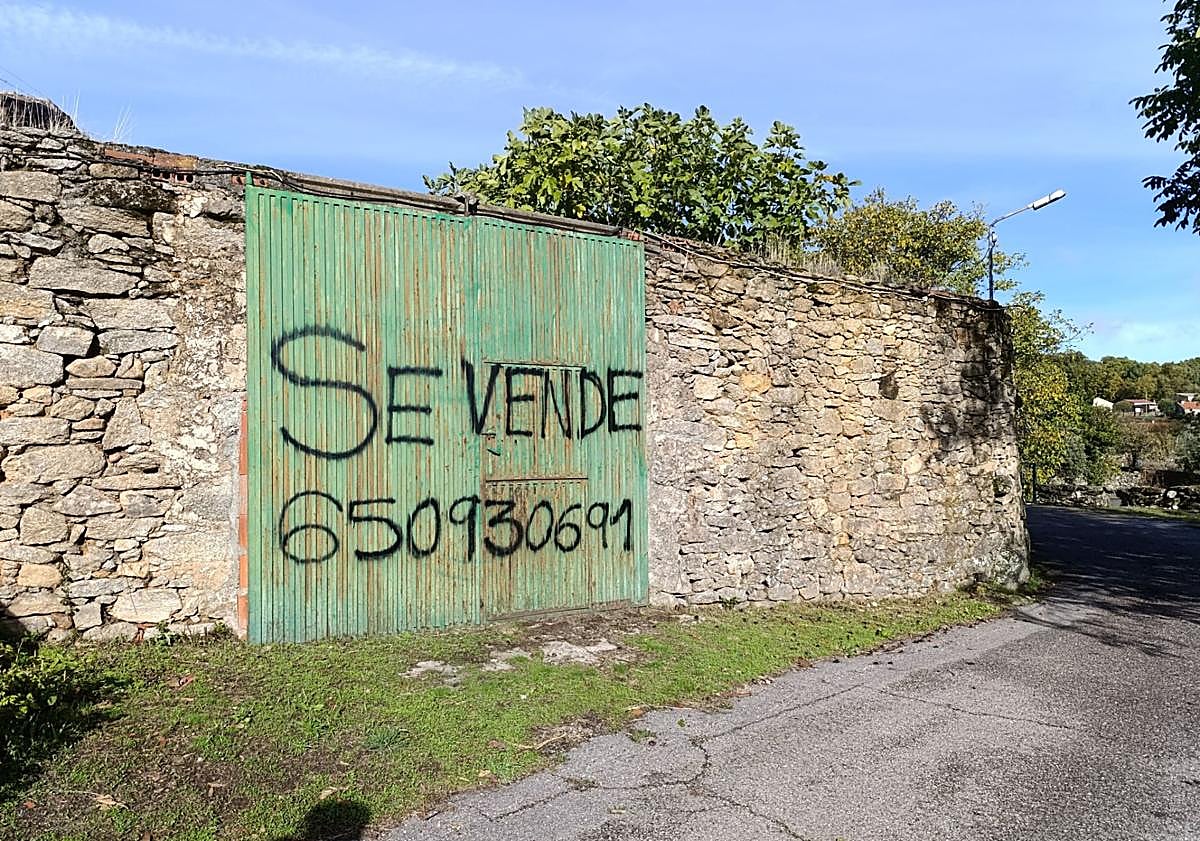 Imagen principal - Uno de los muros supervivientes, el antiguo corral y el huerto.