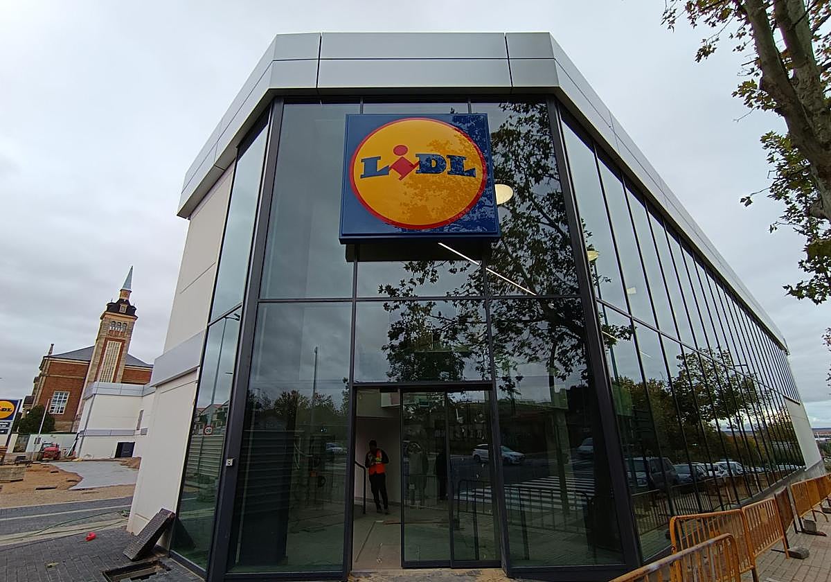 Rótulo ya instalado sobre el acceso peatonal de la tienda.