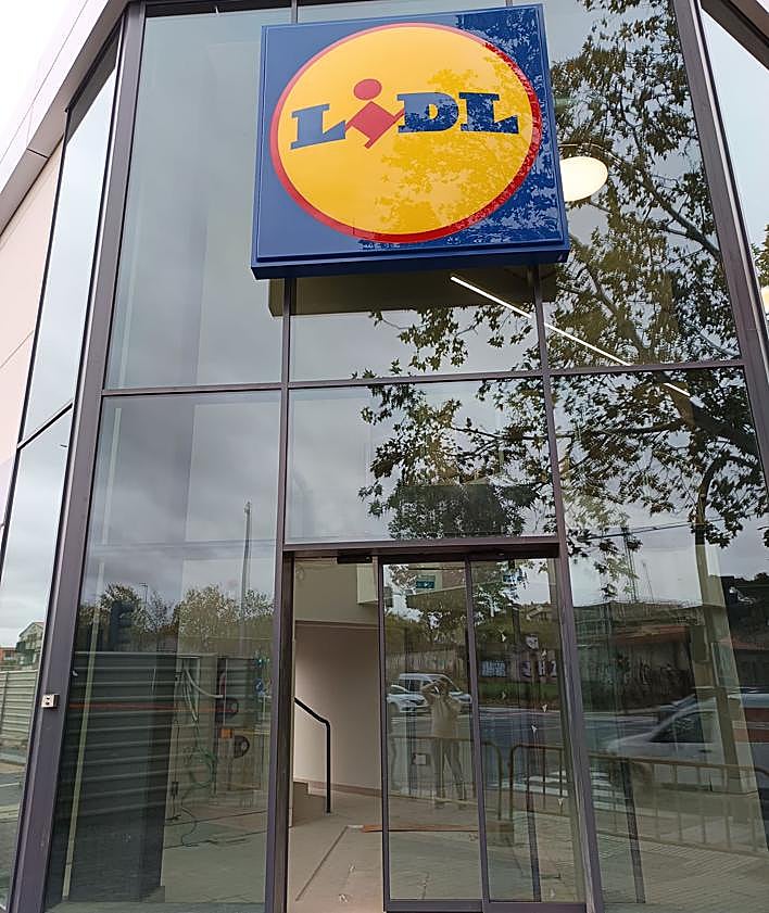 Imagen secundaria 2 - Vista general, rótulo de horario y parking y acceso principal.