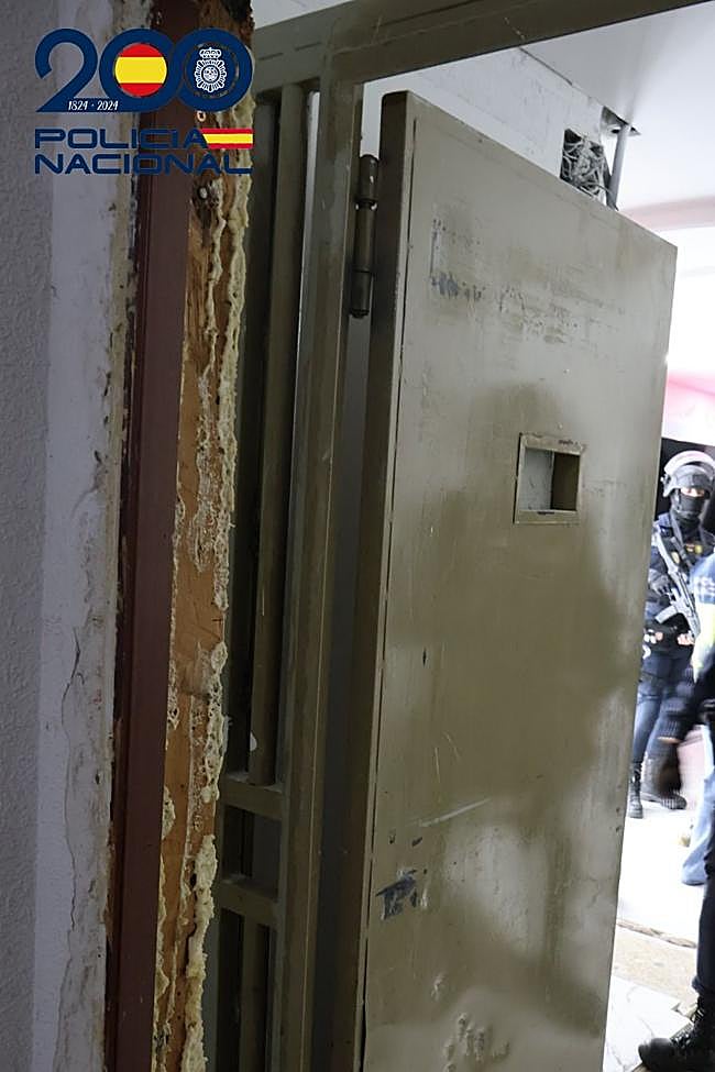 Una de las puertas blindadas de uno de los búnkeres.