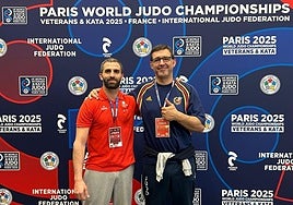 Israel Contador, con su entrenador en el Campeonato del Mundo de Veteranos.