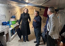 La directora general de Vivienda, María Pardo, en una vivienda del municipio de Puertas afectada por los incendios forestales.