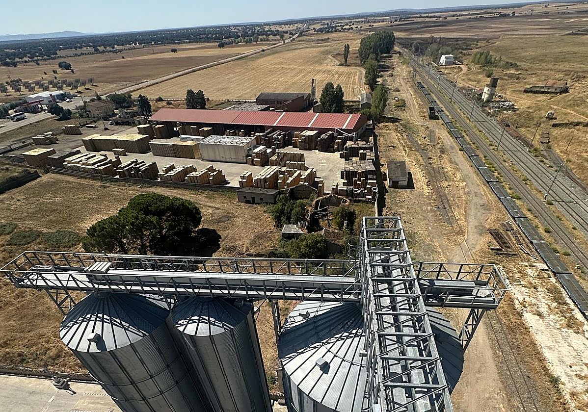 Instalaciones de carga de cereal en la terminal de la estación de La Fuente de San Esteban.