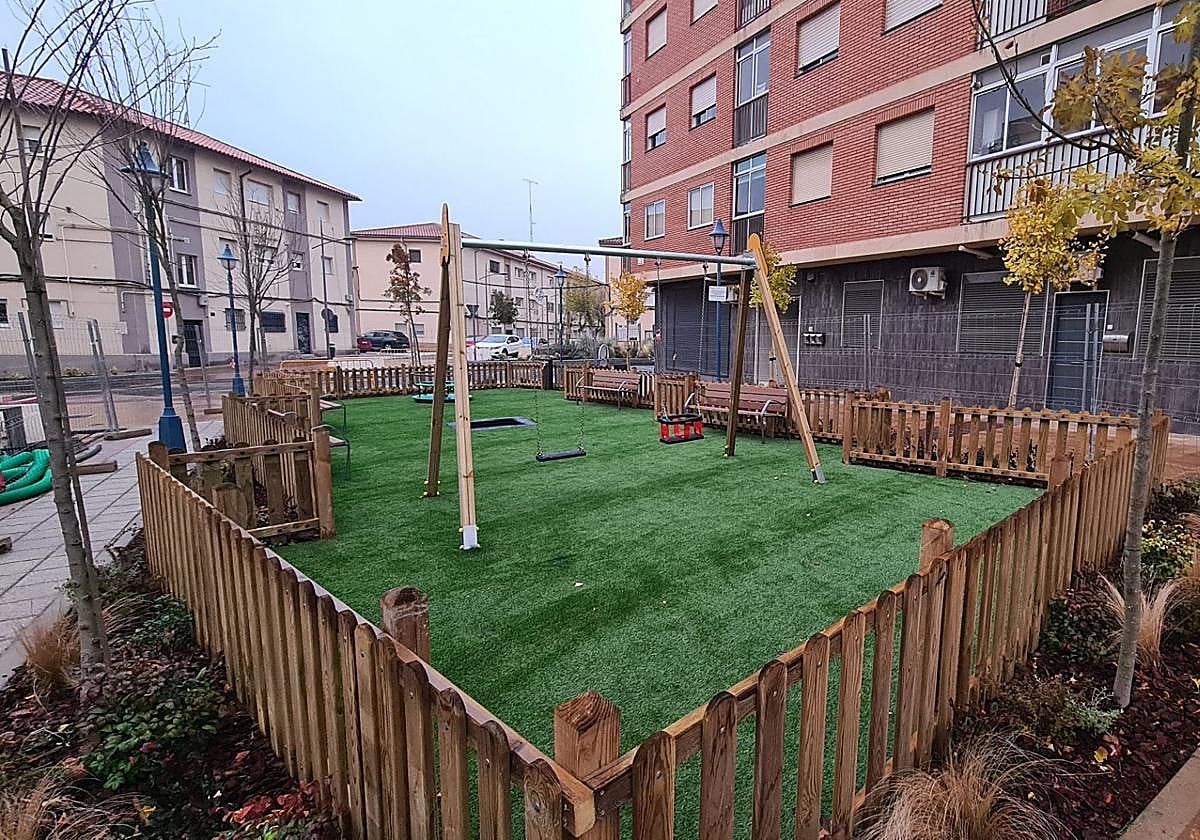 Zona de juegos infantiles en la calle del Doctor Navarro.