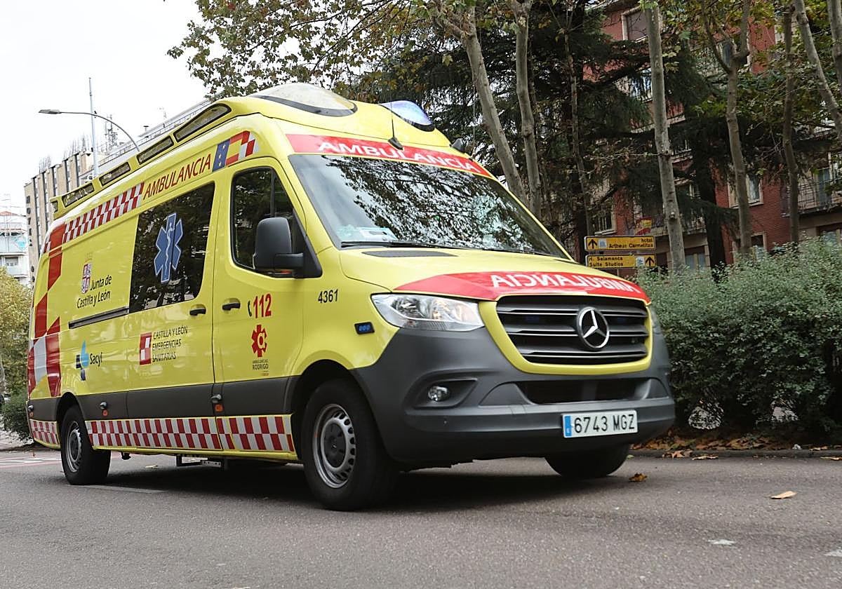 Una ambulancia circula por Salamanca en una imagen de archivo.