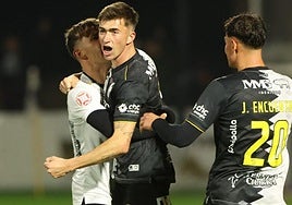 Los jugadores de Unionistas celebran el tanto de Jota ante el Pontevedra.