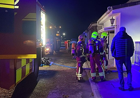 Bomberos de la Diputación de Salamanca intervienen en el incendio de la vivienda.