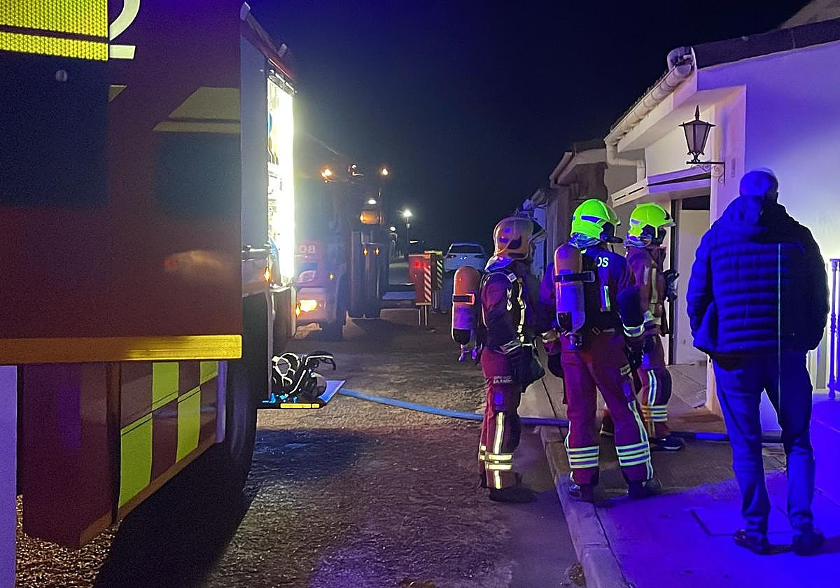 Bomberos de la Diputación de Salamanca intervienen en el incendio de la vivienda.