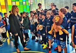 La concela de Deportes, Almudena Parres, antes de la lectura del manifiesto.