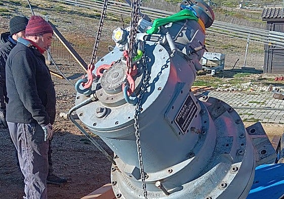 Operarios extraen el reductor del telesilla de la estación de esquí de Béjar.