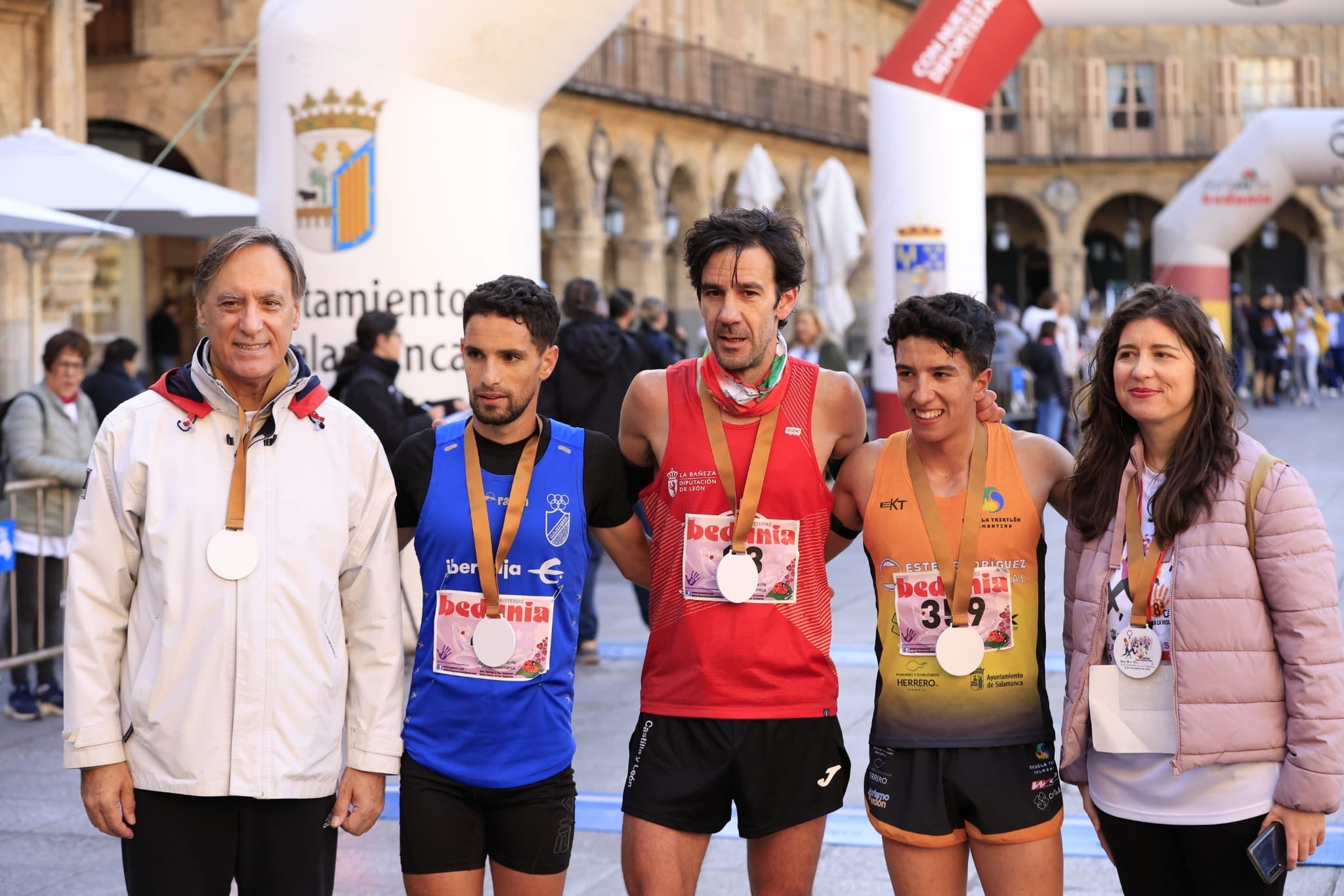 La VIII Carrera y Marcha contra la Violencia de Género de Salamanca, en imágenes