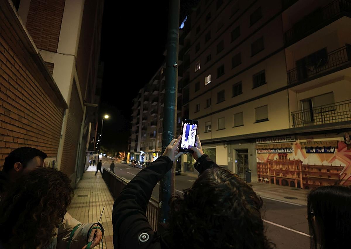 Imagen secundaria 1 - Voluntarios colocan, identifican y anotan los tubos instalados.