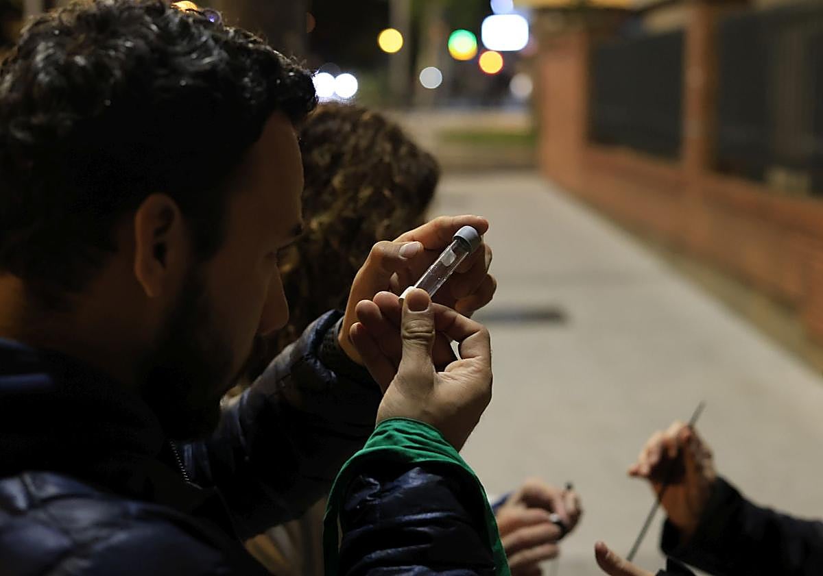 Imagen principal - Voluntarios colocan, identifican y anotan los tubos instalados.
