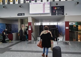 Una mujer en la estación de autobuses de Salamanca.