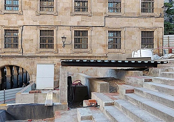 La pieza metálica que une la salida del ascensor con la plaza de la Parra