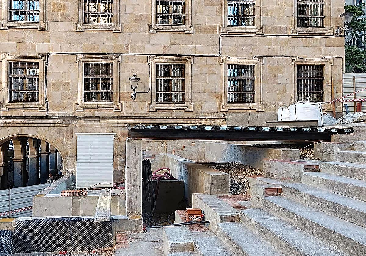 La pieza metálica que une la salida del ascensor con la plaza de la Parra