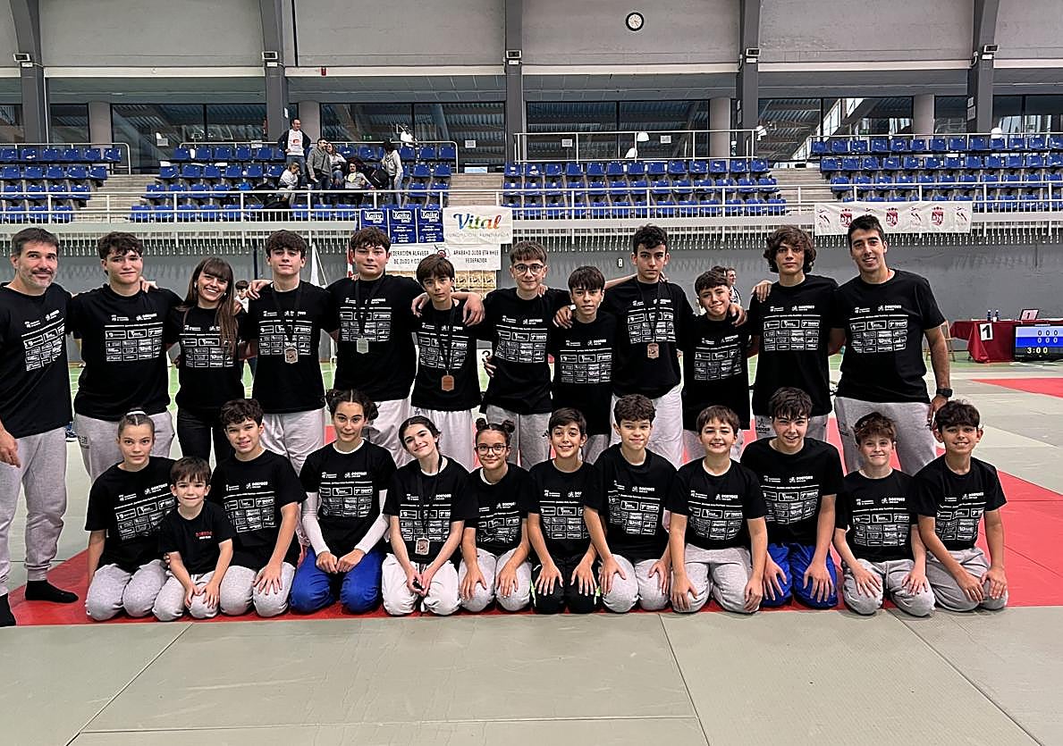 Judokas participantes en la Villa de Amurrio y entrenadores del Club Doryoku.