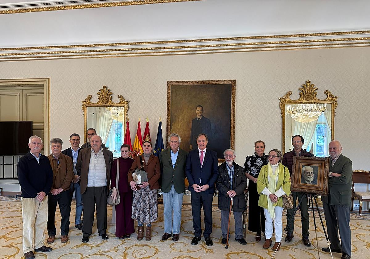 El alcalde de Salamanca y Manuel García Conde posan, junto a algunos de sus compañeros y el retrato de Unamuno.