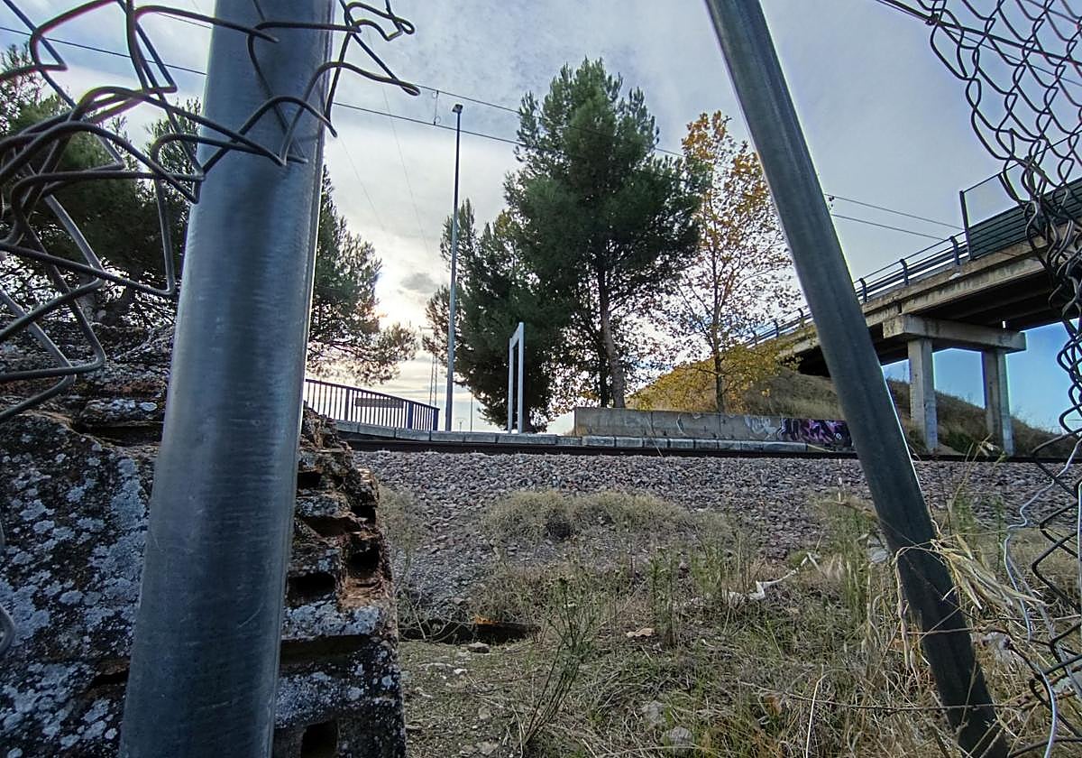 Agujero en la valla perimetral de la línea frente al apeadero de Moriscos.