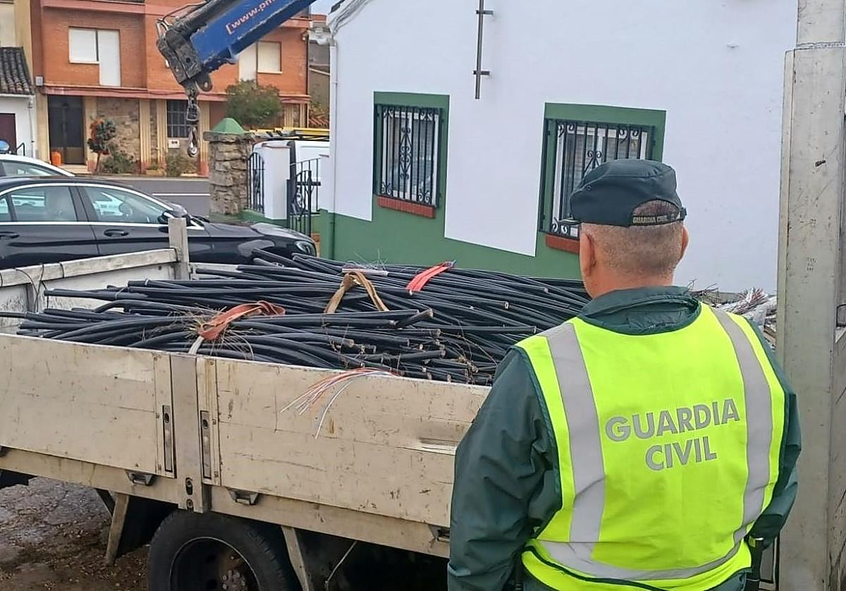 Un agente, con el material intervenido.