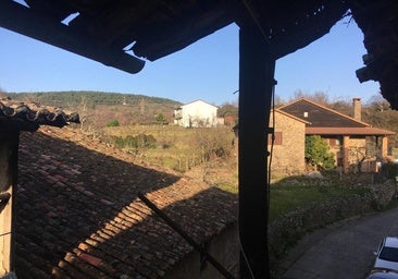 La acogedora casa de pueblo de tres plantas que se vende en Cepeda con estufa de leña y huerto