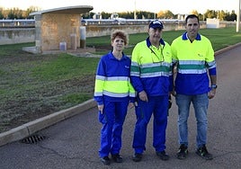 Isabel junto a dos de sus compañeros en la EDAR de Salamanca
