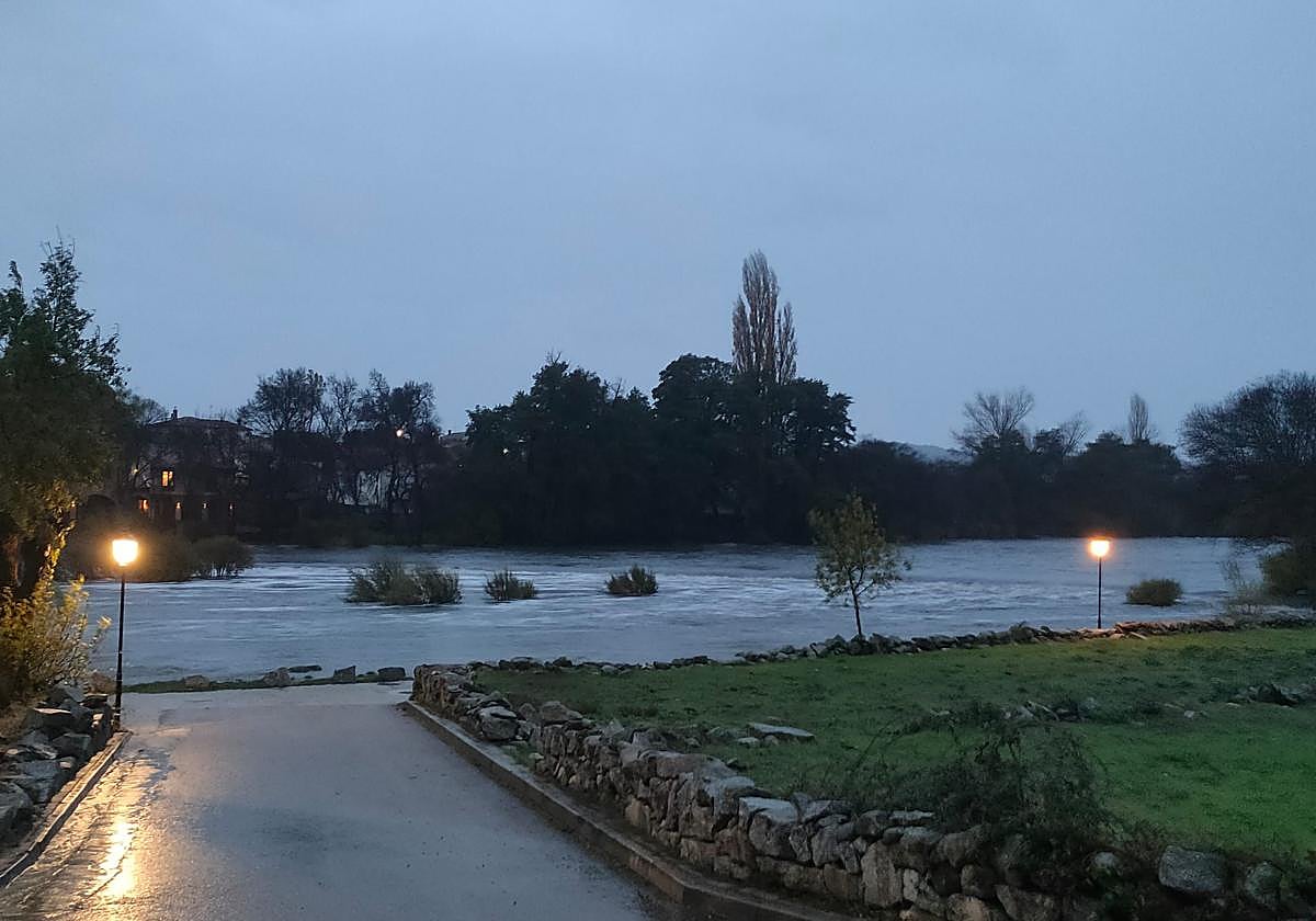 El Tormes a su paso por Puente del Congosto multiplica por cien su caudal en doce horas