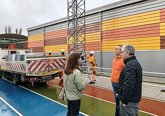 Comienzo de los trabajos de renovación de la iluminación de las instalaciones deportivas de Carbajosa.