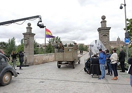 Un momento del rodaje de 'Mientras dure la guerra' en el Puente Romano.