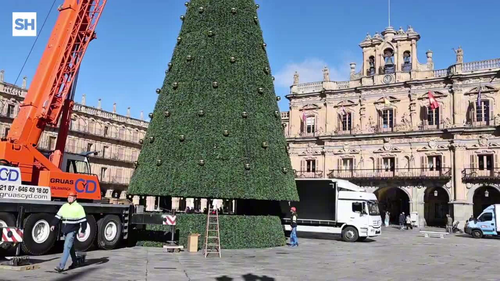 El gran adorno navideño que luce ya en la Plaza Mayor de Salamanca