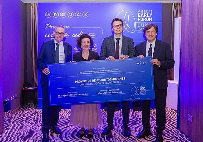 Dr. Alejandro Olivares recibiendo la V Beca Early Forum Lung Cancer por parte del Grupo Español de Cáncer de Pulmón (