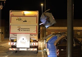 Camión de la basura recogiendo un contenedor