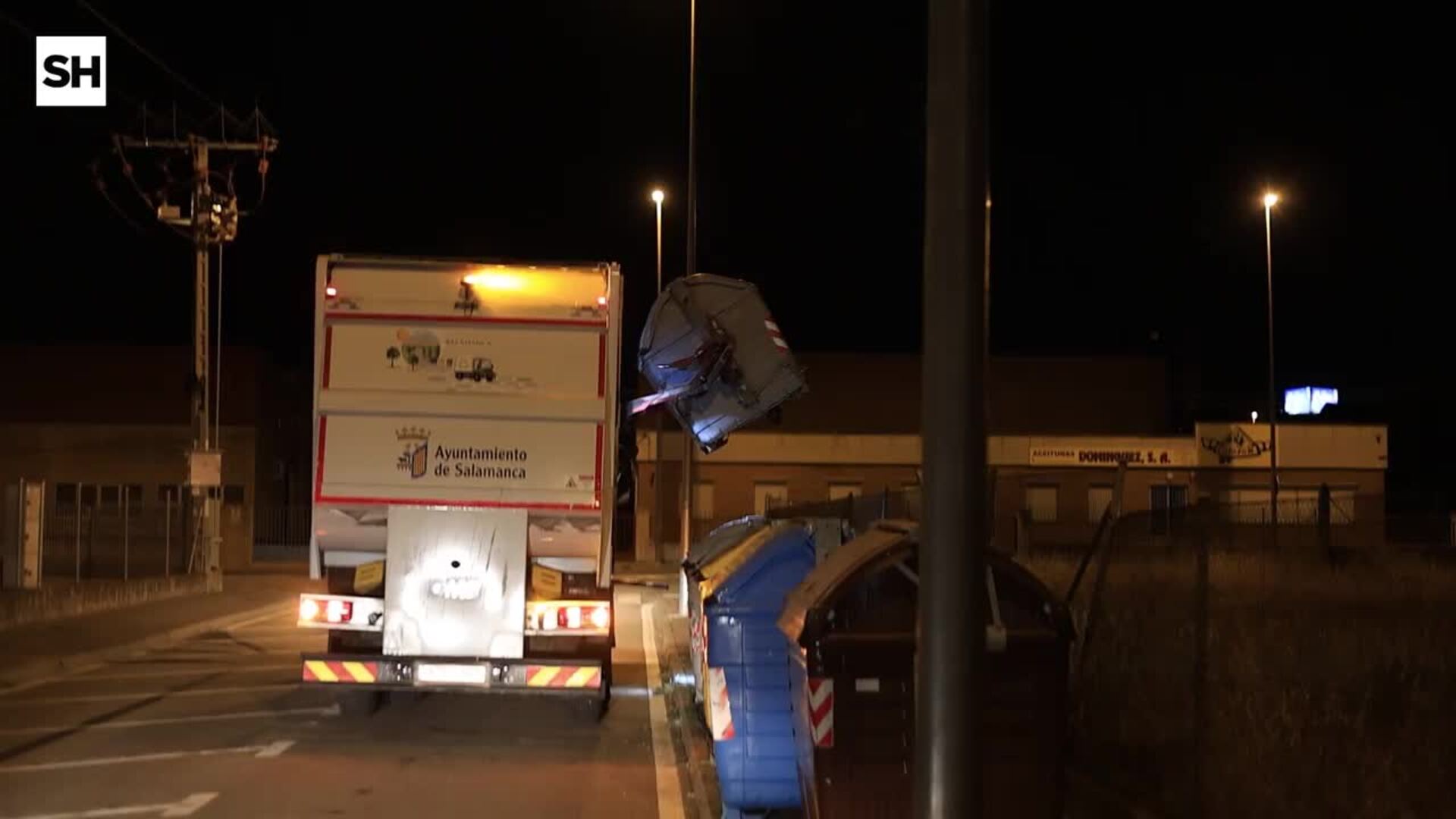 Conocemos la rutina de un basurero de Salamanca y el depósito donde guardan los camiones