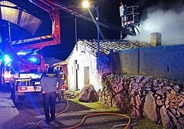 Actuación de los bomberos y de la Guardia Civil en el incendio de una vivienda en Ledesma.