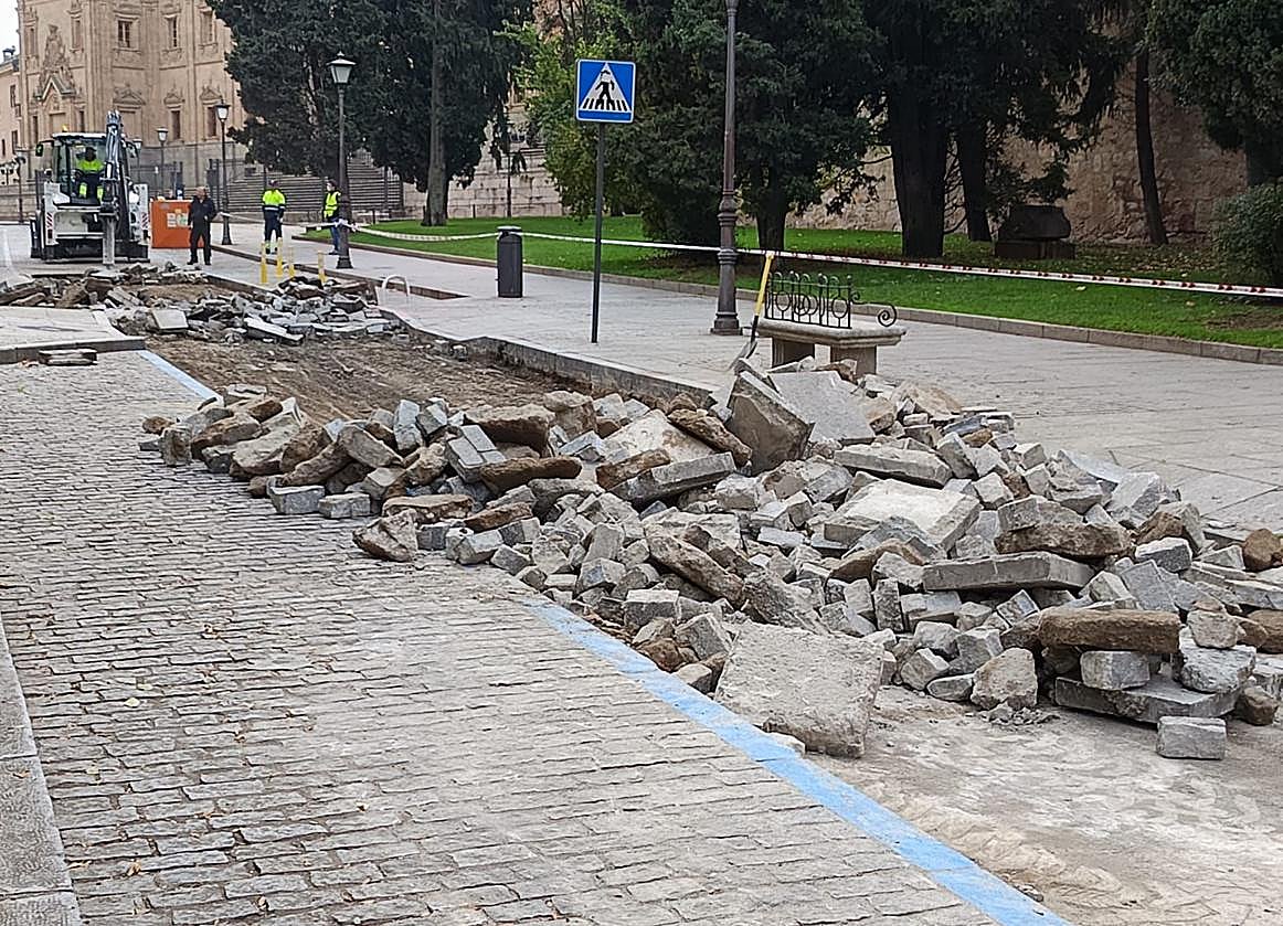 Imagen secundaria 1 - La céntrica calle de Salamanca que dice 'adiós' al empedrado y volverá a ser negra