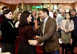 El secretario general de Vox, Ignacio Garriga, atiende a los medios antes de su intervención en las jornadas interparlamentarias del partido que tienen lugar en Salamanca