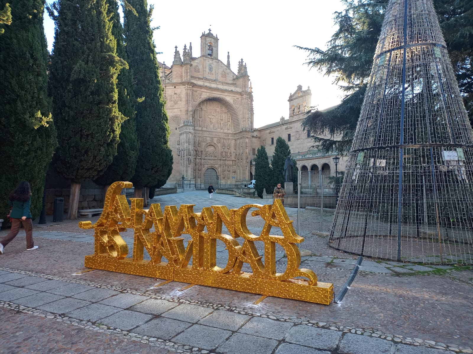 El montaje de los adornos y el mercado navideño de Salamanca, en imágenes