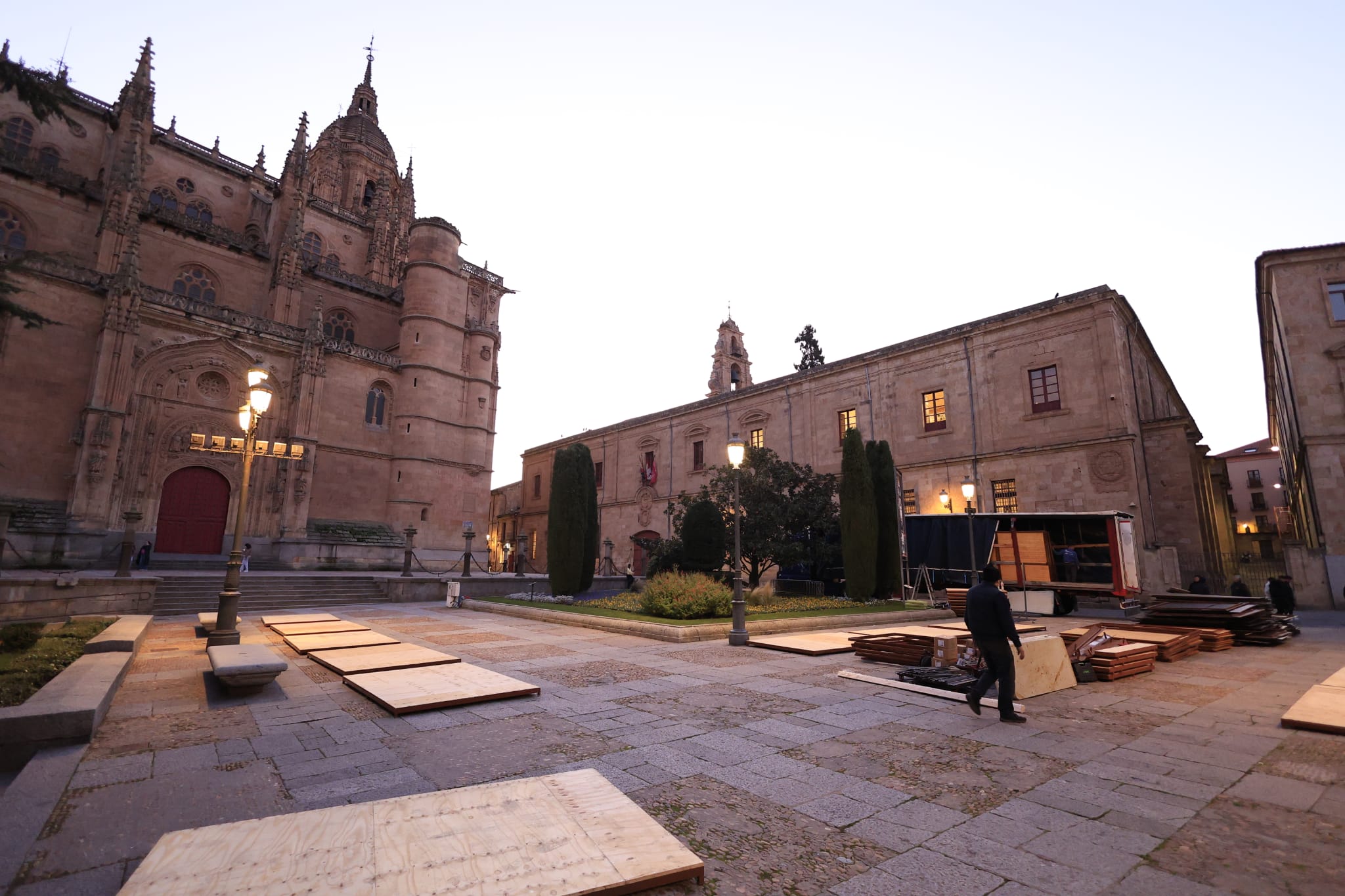 El montaje de los adornos y el mercado navideño de Salamanca, en imágenes