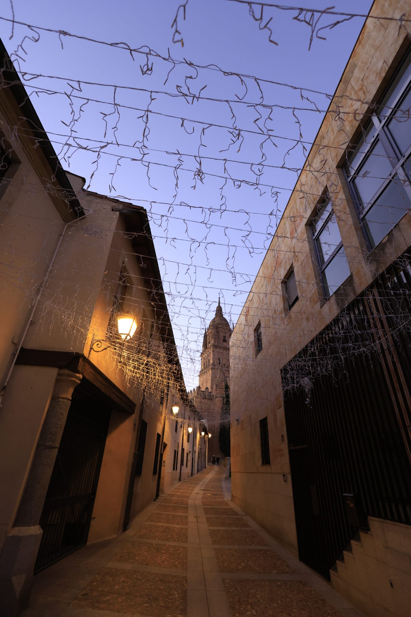 El montaje de los adornos y el mercado navideño de Salamanca, en imágenes